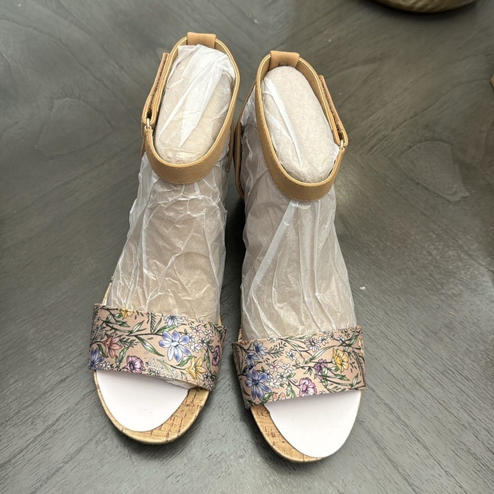 NATURALIZER Areda Ankle Strap Wedge Sandals - Picture 4 of 6